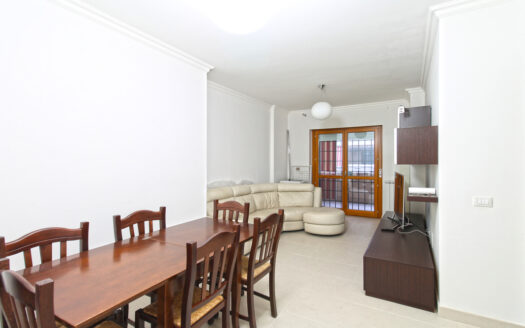 Trilocale con balcone angolare e box