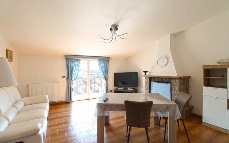 Trilocale con balcone e patio
