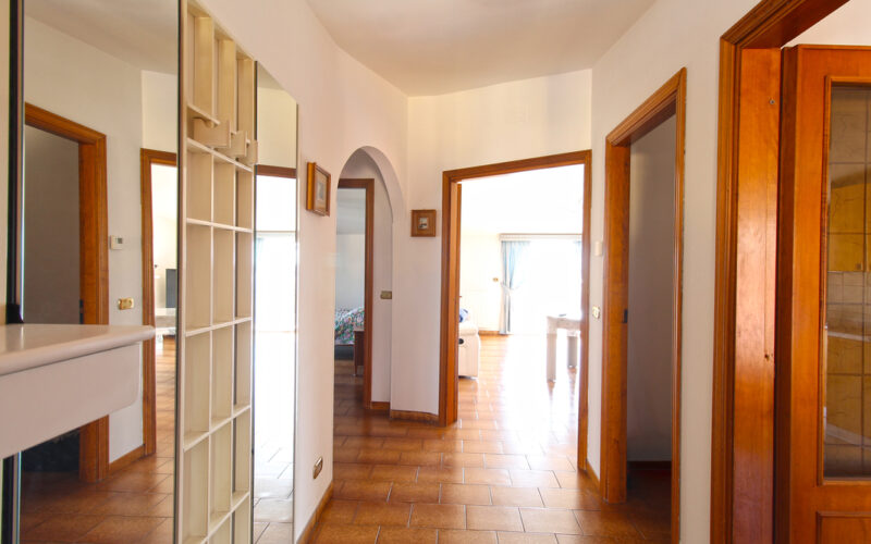 Trilocale con balcone e patio