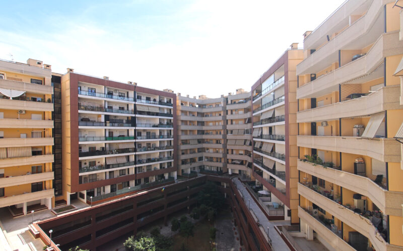 Bilocale con Terrazzo e Box Auto – Fonte Laurentina